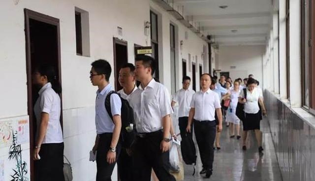 梓琪育儿说|月薪4000公务员,和年薪40万的私企选哪个?毕业生的选择很现实