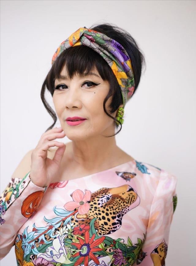 服饰|汪明荃73岁了还穿得这么花哨,看着活力十足,宝刀未老