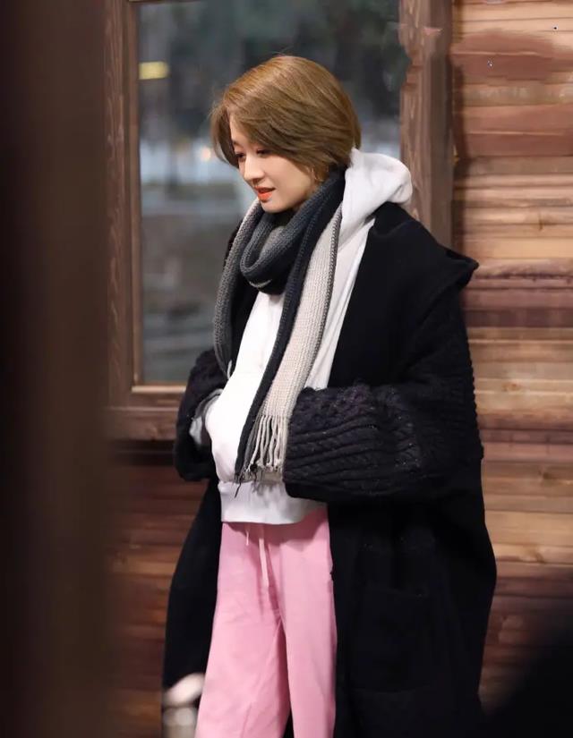 穿衣搭配|马伊琍太宠女！全天助阵女儿比赛特意染紫短发，穿裤子卡裆好尴尬