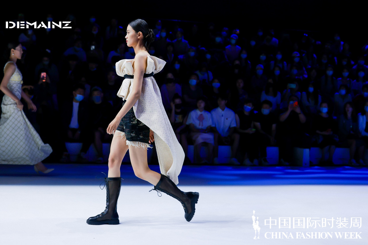魔都时尚生活|陈志华·DEMAINZ地缦《幻醒》2022春夏时装周圆满发布|尚赋