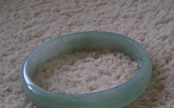 梅花五角|翡翠贵妃镯的由来你知道吗？我们又该如何去挑选呢？