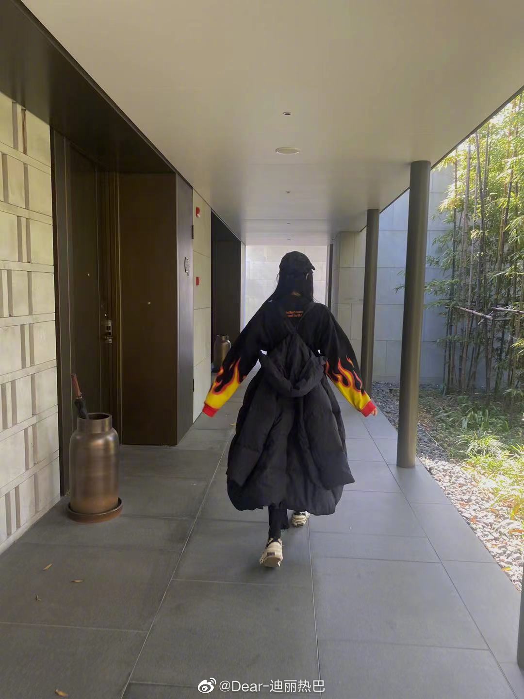 迪丽热巴|迪丽热巴分享羽绒服新穿法,你们美女都这么“无法无天”的嘛?