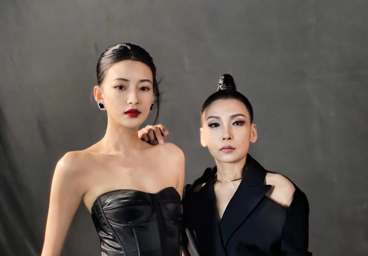 胖达美妆所|孙怡一家子绝了,露背裙撑出性感“蝴蝶骨”,妈妈更是飒得没话说
