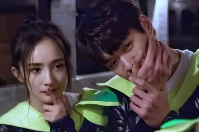 杨幂|幂女王上杂志宣布地下情玩完，小狼狗不求名分仍被甩只因毫无价值