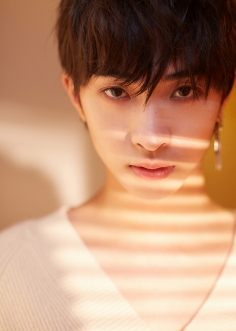 歪骆驼|伊能静与儿子同框拍广告，哈利总算不穿女装了，衬衣配牛仔简直不要太帅