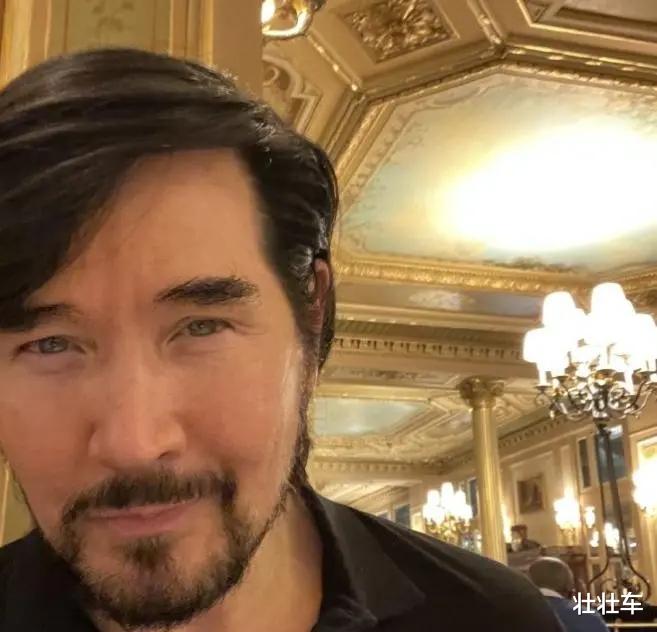 费翔|61岁费翔沧桑现身卢浮宫，被称王力宏倒下后的最后一尊优质偶像！