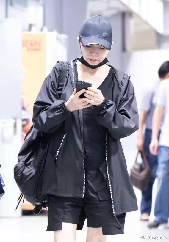 卡莉时尚show 宋丹丹也太时尚了,61岁穿V领上衣配短裤,没有老人味潮爆了