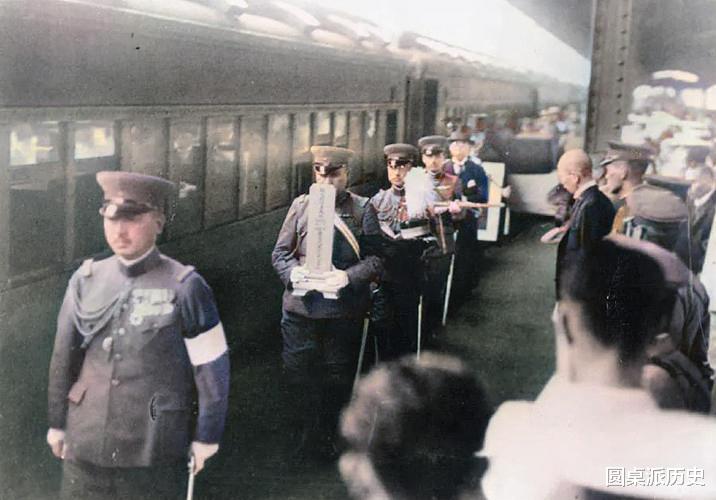 日军|日军阵亡骨灰必送回日本，亲人祭拜，却不知盒中是兽骨！