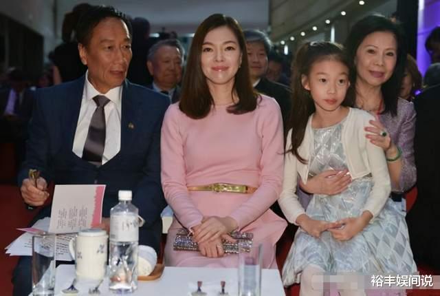 郭富城|富士康老板娘与女儿展示超难动作！46岁仍貌美如花，被赞两位少女