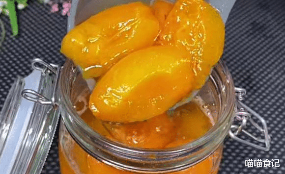 银耳|夏季别总喝冰水，将这果去核熬几罐，放冰箱冷藏，清凉酸甜又解暑