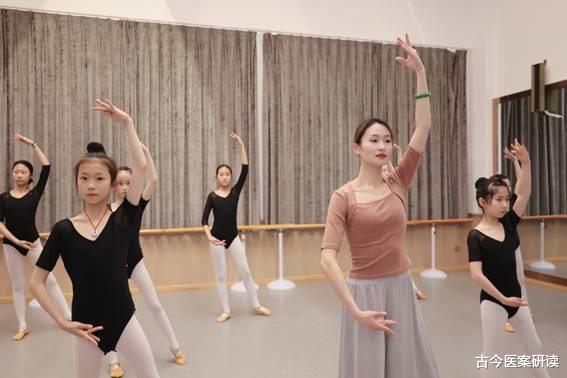 黄芪|吃一次等于5斤盐，26岁女子甲状腺癌离世！医生：1种零食别再吃