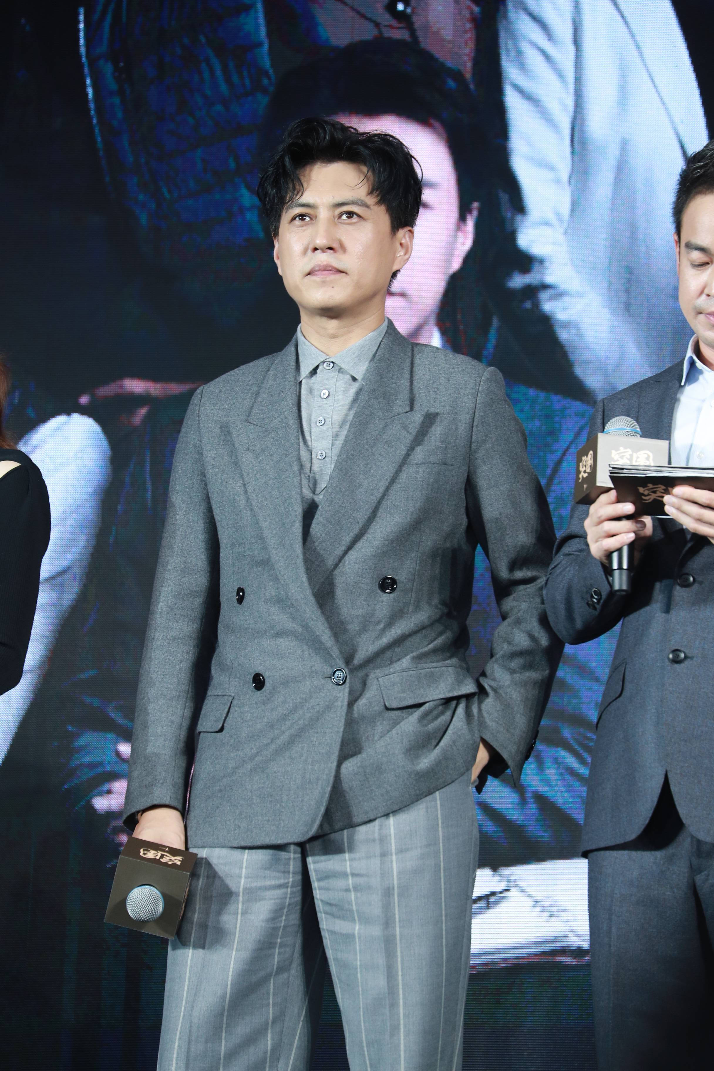 靳东|45岁靳东魅力不减，新片《突围》看点十足，秦岚自曝对其仰慕已久