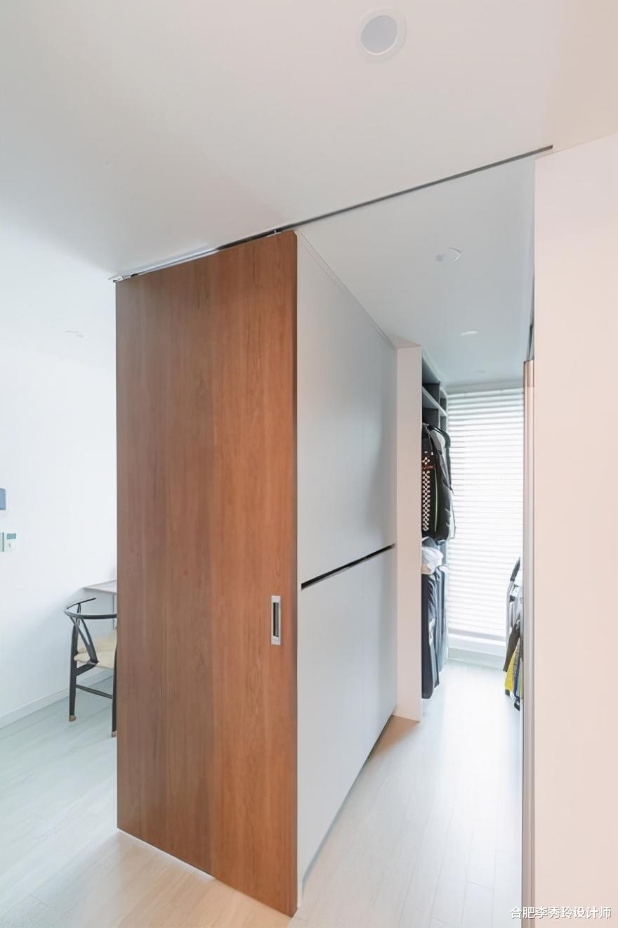 我这有一套装修模板,餐厅和衣帽间只有一扇门,共用一面柜,省钱