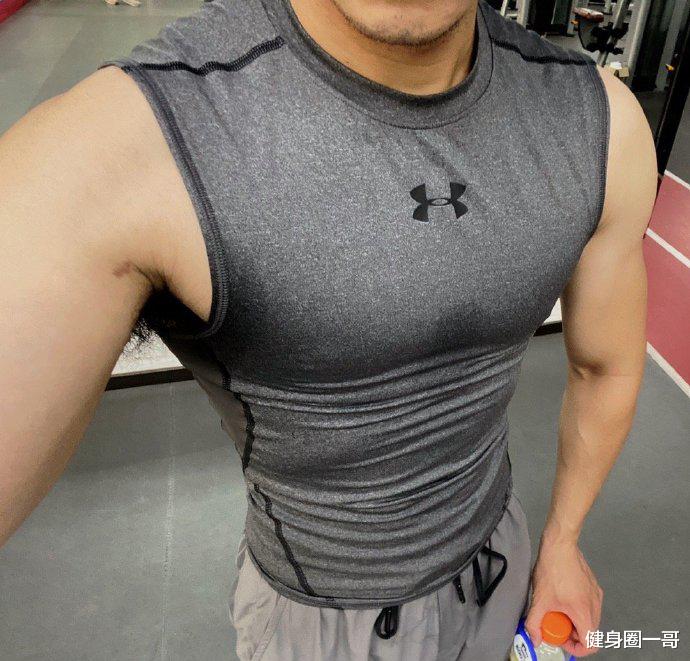 健身圈一哥 浙江大学读研的肌肉学霸，健身打造出霸气胸肌，肉壮身材帅气逼人！
