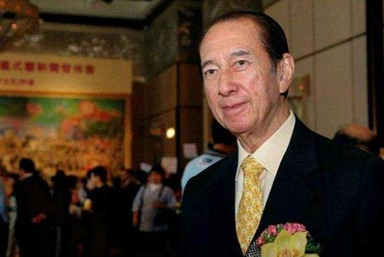 向华强|崩牙驹在美做了啥？前脚上制裁名单后脚入京受封，难怪向华强都怕