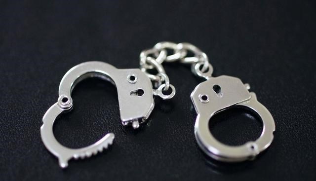 追尾 陕西男子偷井盖，月赚26000元，网友：这个盗贼真“勤奋”啊！