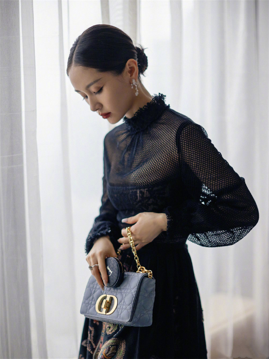 Ellie时尚咖|王子文真舍得花钱，机场穿条裙子就要8000，搭配单肩包意外好看