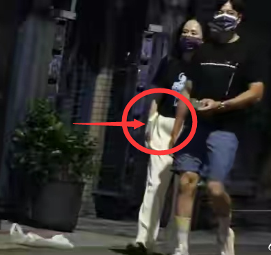 孔刘|陈乔恩怎么了？身材壮过男友，小腹高凸，前后慢走像老夫老妻！