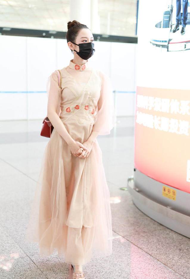 BiuFashion 郎朗的妻子不愧是艺术家,吉娜的穿着也太“仙”了,衣品真挺好