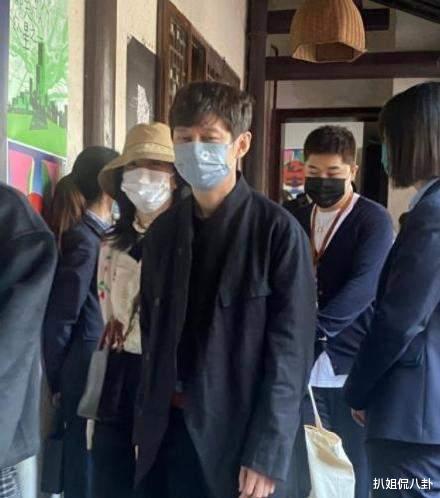 星光大道|张杰谢娜亲密挽手看话剧，何炅和李诞陪同，快本停播大家都清闲了