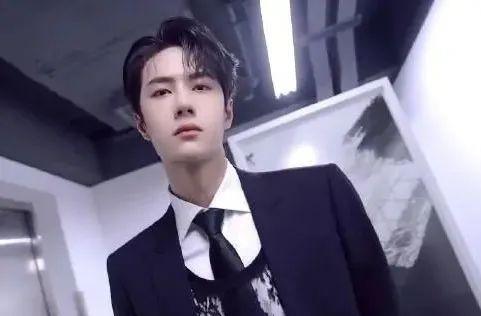 关晓彤|星动之夜，关晓彤总算穿对，王一博蕾丝辣眼，赵丽颖艳压全场