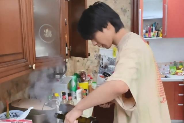 刘耀文|舞台上的刘耀文光芒四射，再看到他下厨的模样，真的是理想型男友