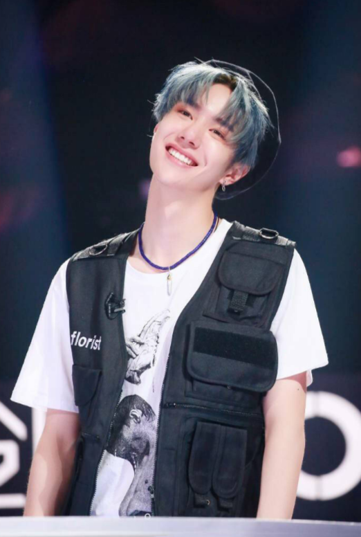 李易峰|支援变作秀？网友曝王一博到河南后粉丝齐摆拍，他挥手像是来视察