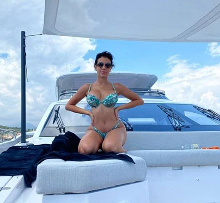 周兰育儿日志|C罗出局乘豪华游艇散心，斥资四千万，五卧六浴室，女友性感相伴