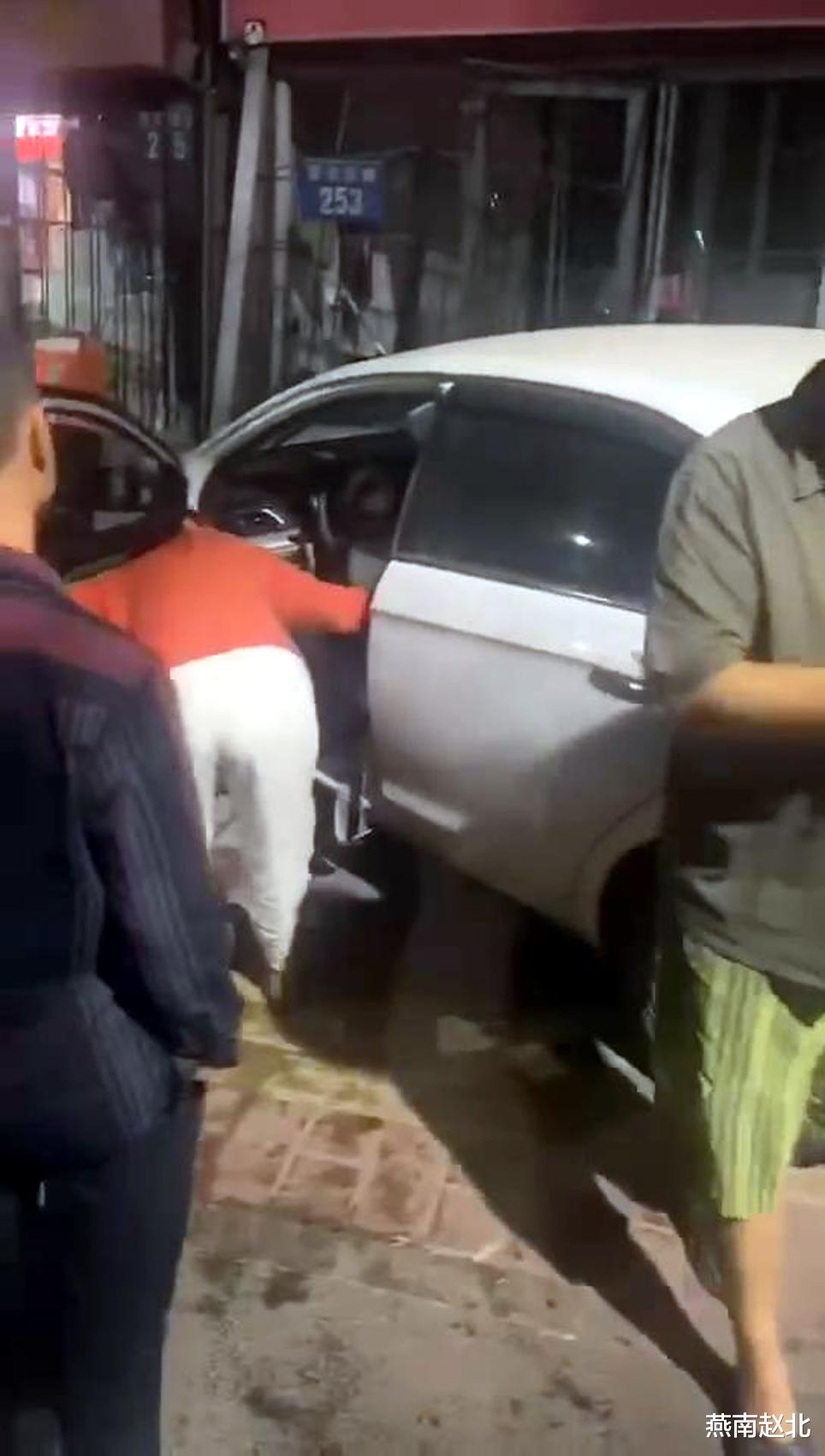 燕南趙北 保定連發(fā)兩起車輛失控撞路邊店事件，兩車司機(jī)均沒搶救過來