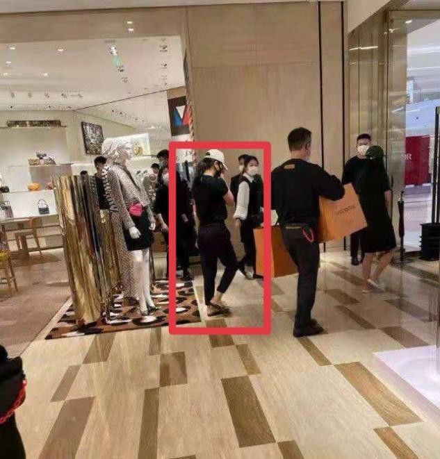 刘涛|网友偶遇刘涛逛奢侈品店，打扮低调出手阔绰，身材却略显粗壮