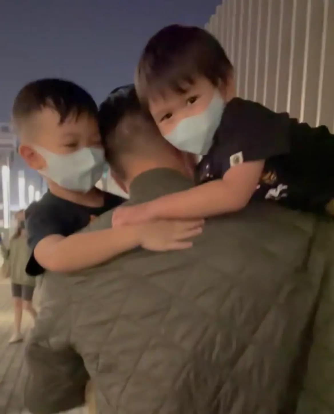 胡杏儿|胡杏儿老公带儿子去玩，抱俩娃大展爸爸力，为儿子认识新朋友高兴