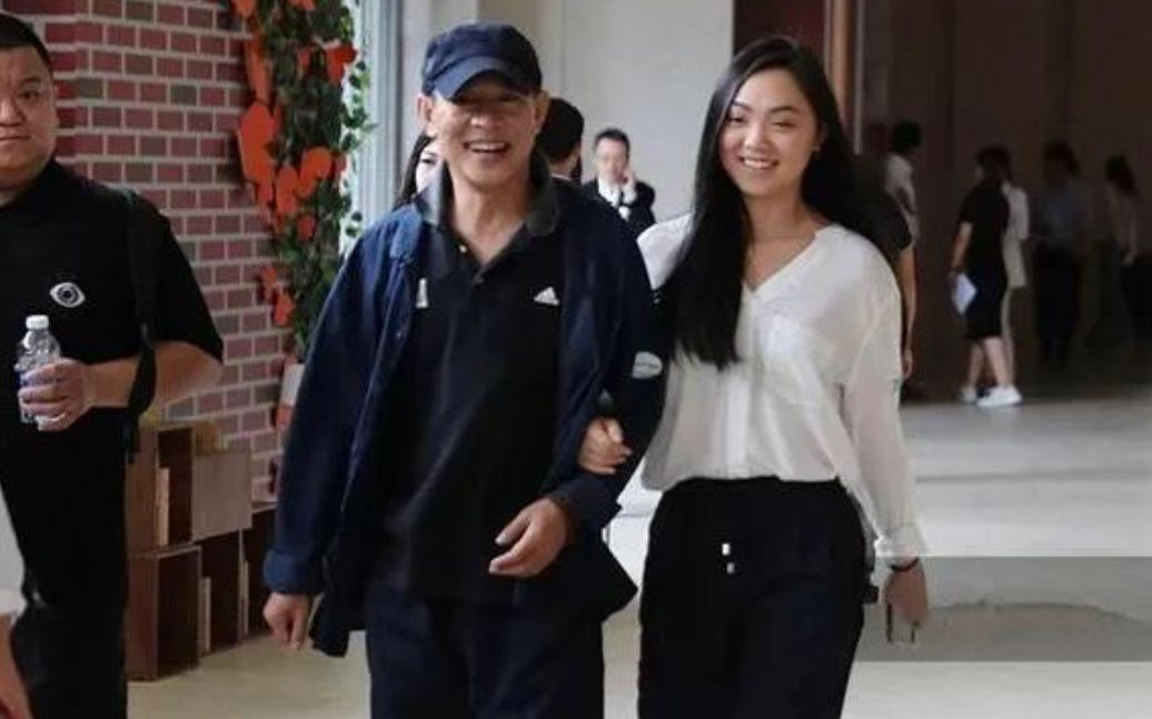 潮帮先生 李连杰真老了不少，穿休闲装一脸皱纹，旁边21岁女儿身高也超过他