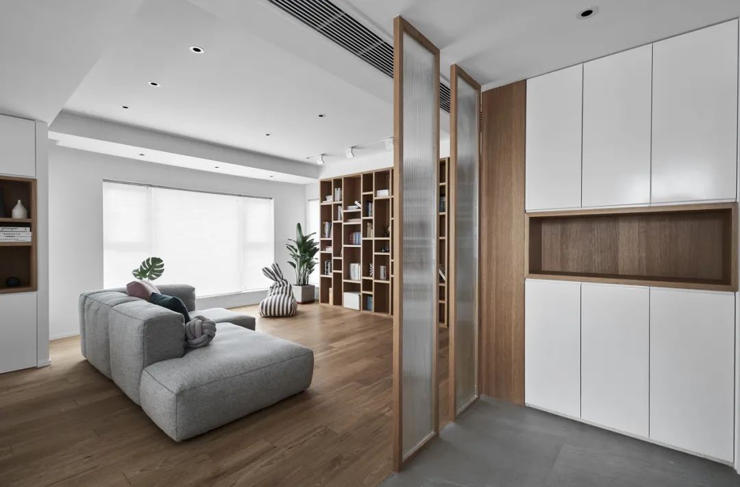 通透显清新！80年代学区房改造，原木色系让人仿佛置身森林中