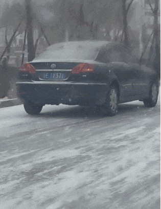 别墅 “老家的别墅房终于要完工了，可总觉的哪里不对...”哈哈哈阳台好奇怪啊