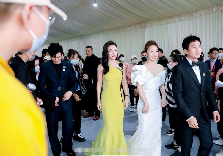 颜丹晨|金鸡闭幕亮点：43岁颜丹晨挺孕肚，张艺谋父女同框，任达华穿跑鞋