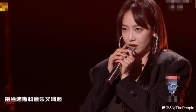 跨年|“南北”双台跨年:唐嫣美艳、王鸥抢镜,杨幂眼妆像“发光眼屎”