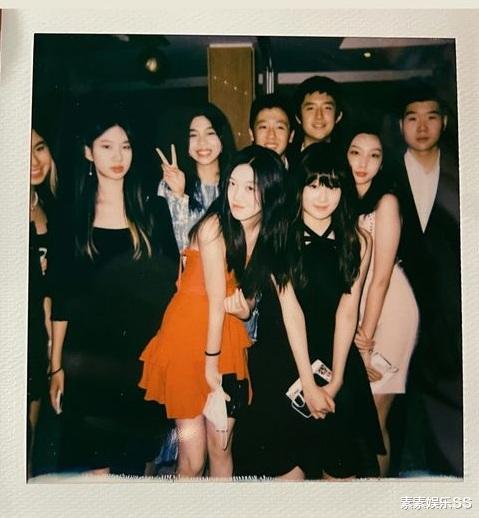 美颜|李嫣在国外穿红裙拍照，站C位合影获得重视，气质变化比较明显