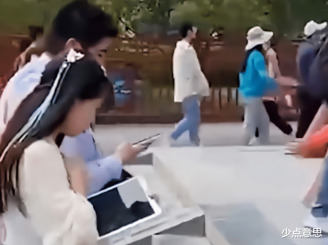 少点意思 河南：女子抱着电脑逛景区，边走边处理工作：请放过打工人！