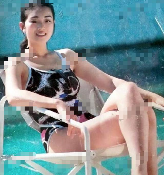巩俐|巩俐18岁连体泳衣秀，旧照火辣身材，与如今霸气形成反差。