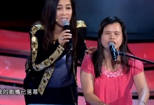 张玉霞|“盲人”张玉霞：因好声音成名，走红后被强制整容，45岁依旧单身