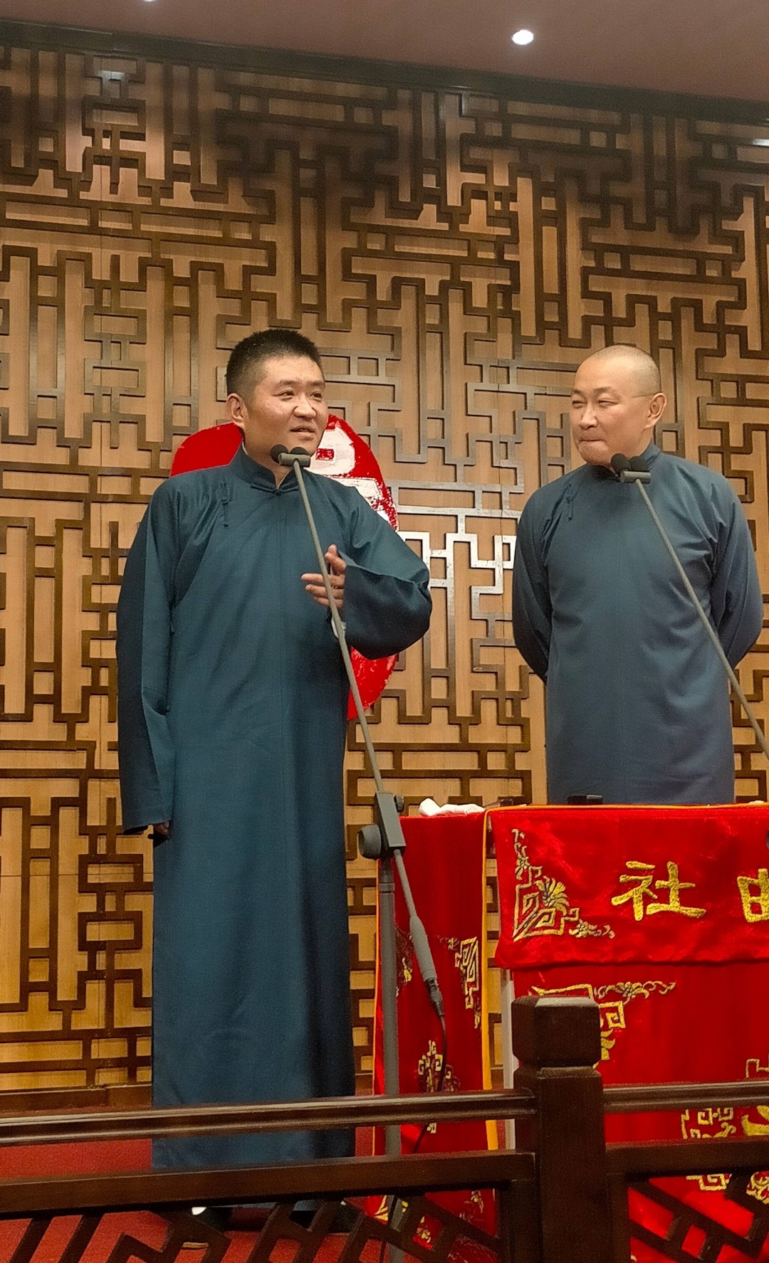 苗阜|姜昆曹云金祝贺苗阜开新店，网友唱反调提起郭德纲，传承需得民心