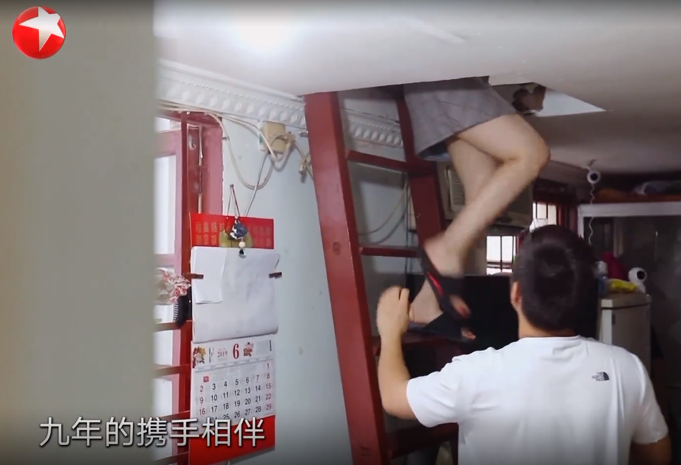 两对夫妻同住11㎡棺材房30年，隔音太差，天天吓得不敢乱动！