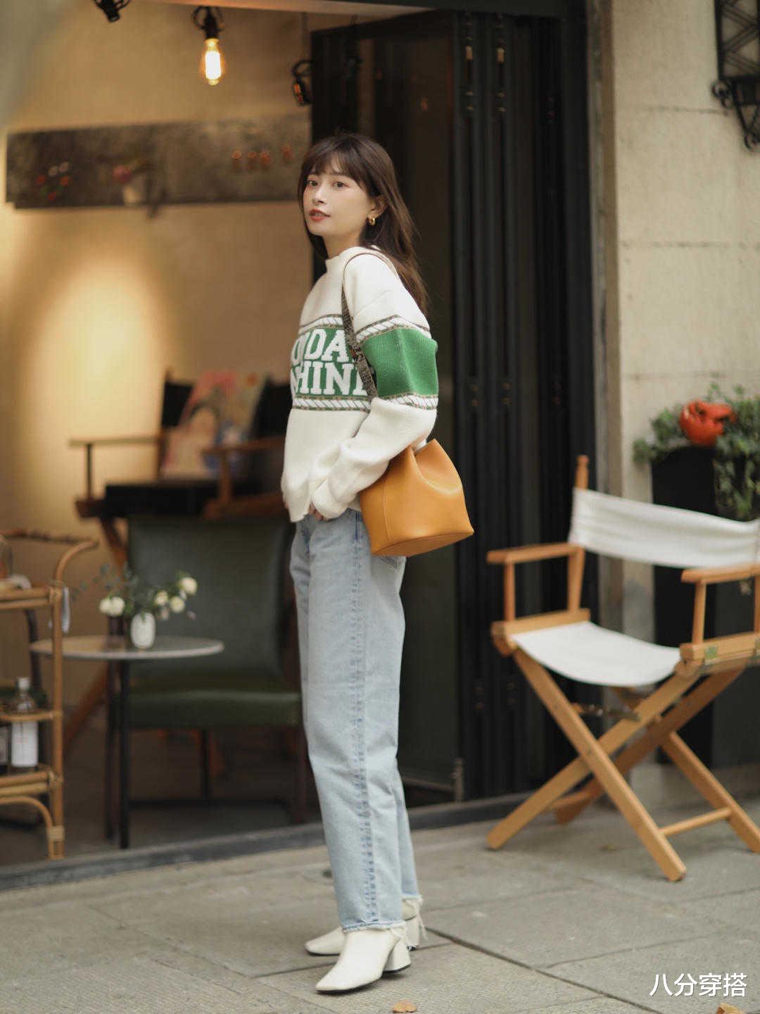 八分穿搭|“针织衫”的高级穿法是这样的，搭配牛仔裤简约大气，保暖舒适