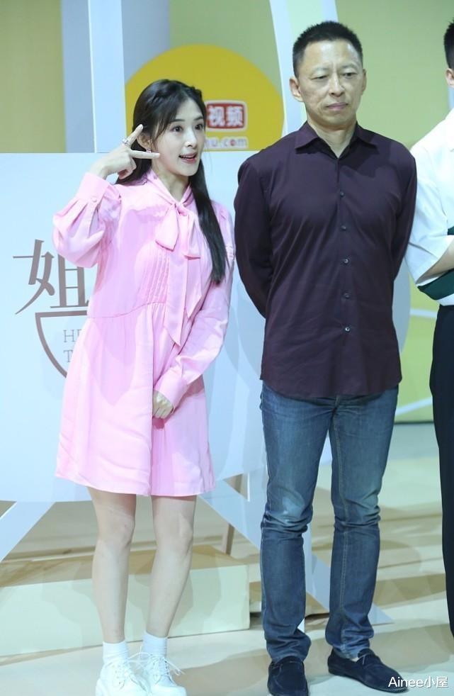 Ainee小屋 张含韵为扮甜真拼了，穿粉色衬衫裙配白鞋，不显露身材但挺清新的