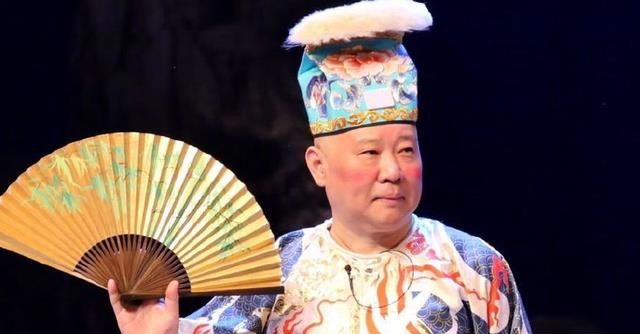 郭德纲|郭德纲给妻子庆生，看到郭麒麟和弟弟站位：终究不是亲妈