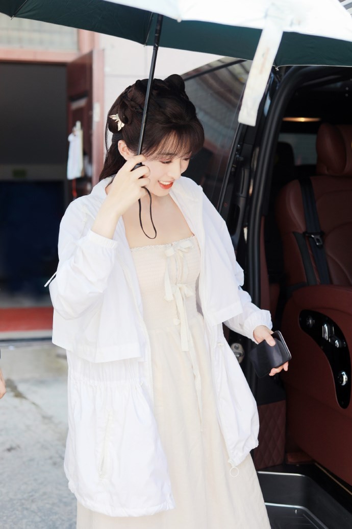 八只爪的猫|被张含韵甜到了，穿法式方领裙像邻家小妹妹，糊咖佟梦实真高攀了