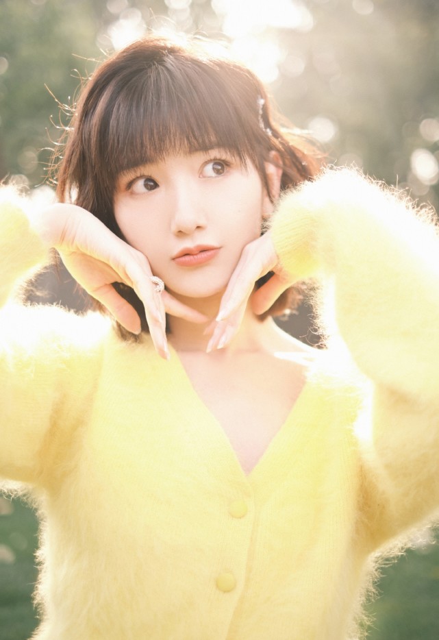 长裙|浓妆红唇的毛晓彤又美了，藕粉长裙优雅迷人，匀称线条好养眼！