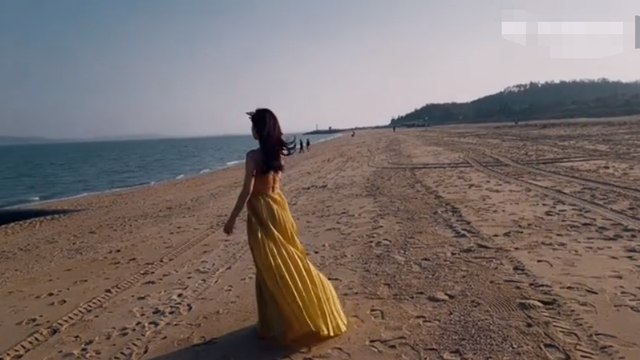 刘敏涛|45岁刘敏涛红毯造型太性感！穿大露背裙皮肤白皙，坐台下像女领导