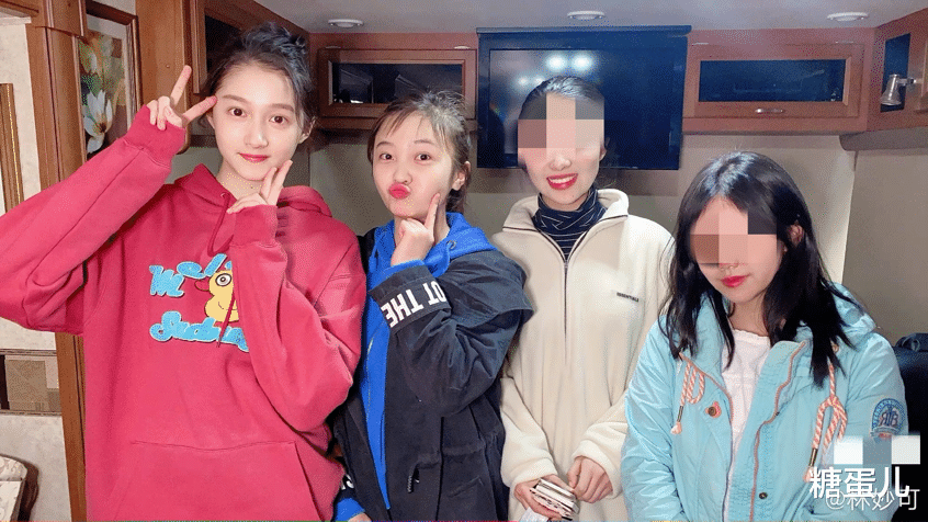 薛之谦|林妙可探班关晓彤，都是20出头的妙龄少女，她却打扮的像个妇女！