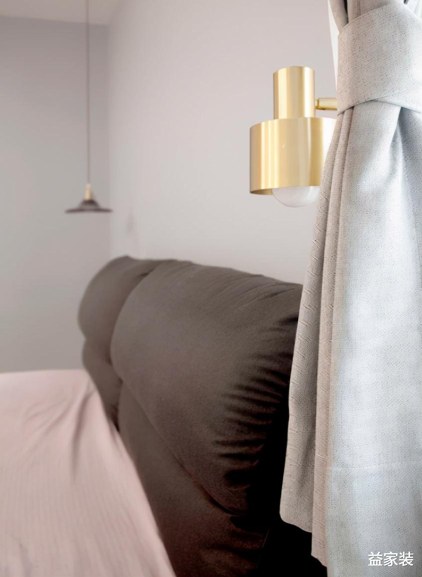 六口之家也能温馨又实用，一面电视墙，就能解决收纳问题